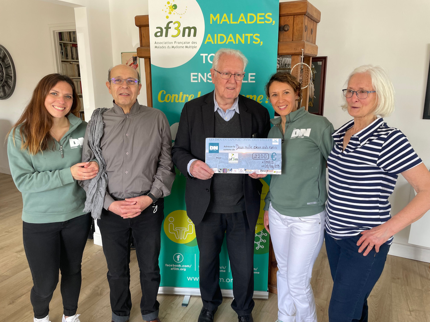 DN Remise de cheque avec la famille