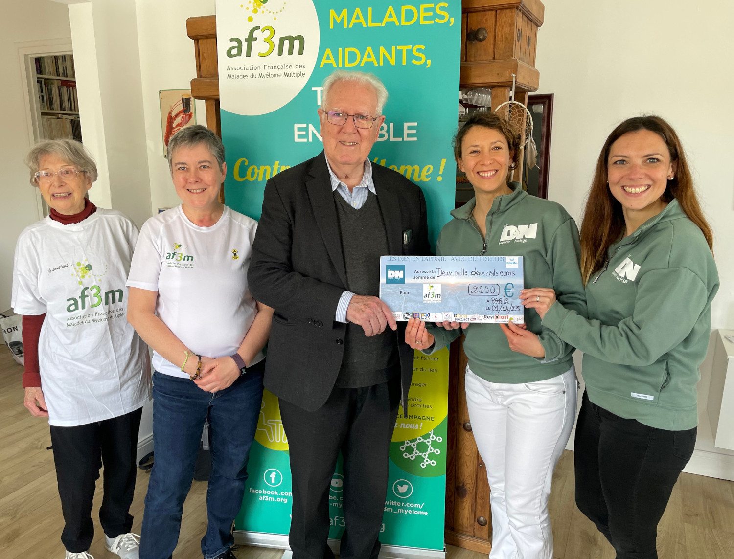 DN remise de cheque avec les bénévoles